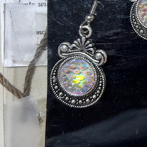 Dazzling handcrafted 18” necklace and earrings set- iridescent mermaid like - Picture 4 of 6